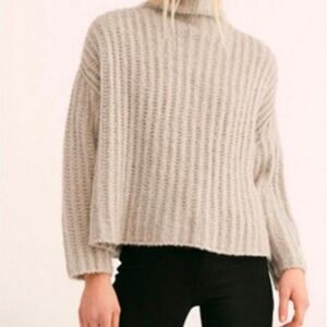 Free People XS Cream Fluffy Knit WOOL ALPACA Blend Lngslv Cropped Women Sweater